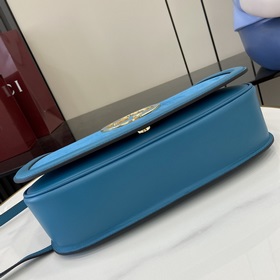 Новая модель Средняя сумка из серии Gucci Blondie Новая сумка из 