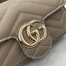 Новинка Сумка GG Marmont Эта сверхмини-сумочка из серии GG Marmon
