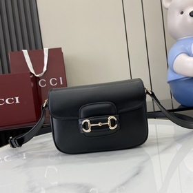 Новинка Эта мини-сумка через плечо из серии Gucci Horsebit 1955 п