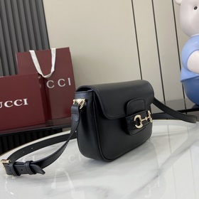 Новинка Эта мини-сумка через плечо из серии Gucci Horsebit 1955 п