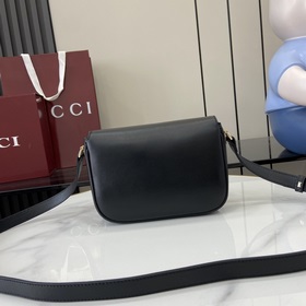 Новинка Эта мини-сумка через плечо из серии Gucci Horsebit 1955 п