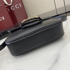 Новинка Эта мини-сумка через плечо из серии Gucci Horsebit 1955 п