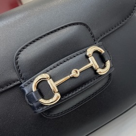 Новинка Эта мини-сумка через плечо из серии Gucci Horsebit 1955 п