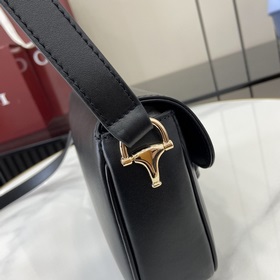 Новинка Эта мини-сумка через плечо из серии Gucci Horsebit 1955 п