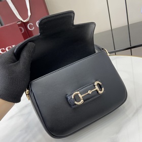 Новинка Эта мини-сумка через плечо из серии Gucci Horsebit 1955 п