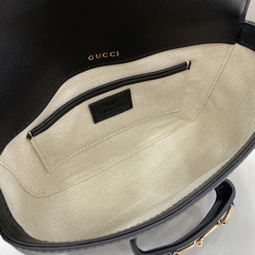 Новинка Эта мини-сумка через плечо из серии Gucci Horsebit 1955 п