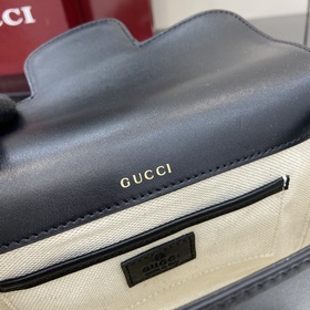 Новинка Эта мини-сумка через плечо из серии Gucci Horsebit 1955 п