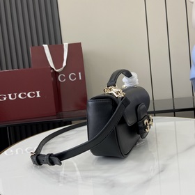 Новинка Эта небольшая сумка из серии Gucci Horsebit 1955 продолжа