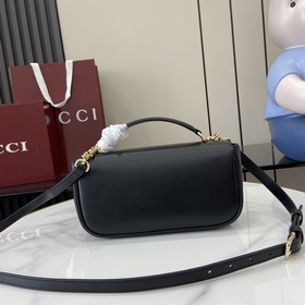 Новинка Эта небольшая сумка из серии Gucci Horsebit 1955 продолжа