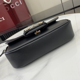 Новинка Эта небольшая сумка из серии Gucci Horsebit 1955 продолжа