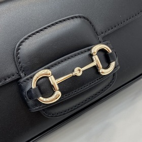 Новинка Эта небольшая сумка из серии Gucci Horsebit 1955 продолжа