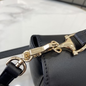 Новинка Эта небольшая сумка из серии Gucci Horsebit 1955 продолжа