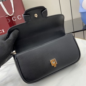 Новинка Эта небольшая сумка из серии Gucci Horsebit 1955 продолжа