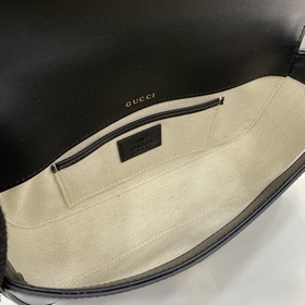 Новинка Эта небольшая сумка из серии Gucci Horsebit 1955 продолжа