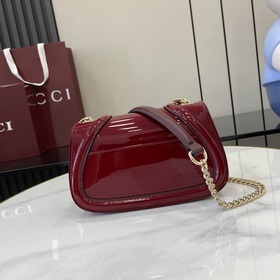 [Новинка] Новая сумка из серии Gucci Blondie украшена классически