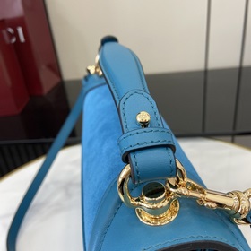 Новая модель Средняя сумка из серии Gucci Blondie Новая сумка из 