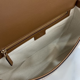 Новая модель Средняя сумка из серии Gucci Blondie Новая сумка из 