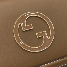 Новая модель Средняя сумка из серии Gucci Blondie Новая сумка из 