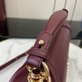 Новая модель Средняя сумка из серии Gucci Blondie Новая сумка из 