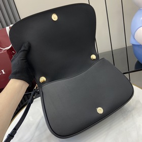 Новая модель Средняя сумка из серии Gucci Blondie Новая сумка из 