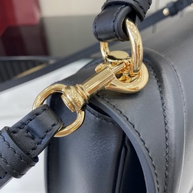 Новая модель Средняя сумка из серии Gucci Blondie Новая сумка из 