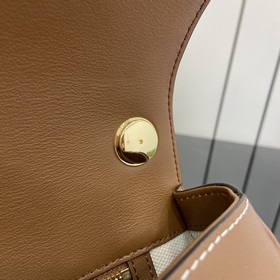 Новая модель Средняя сумка из серии Gucci Blondie Новая сумка из 