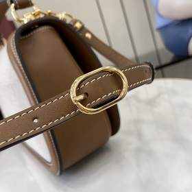 Новая модель Средняя сумка из серии Gucci Blondie Новая сумка из 