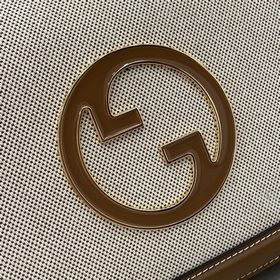 Новая модель Средняя сумка из серии Gucci Blondie Новая сумка из 