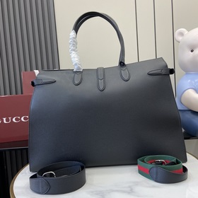 Новая модель В серии сумок Gucci появляется новая модель тоут-баг