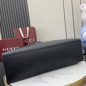 Новая модель В серии сумок Gucci появляется новая модель тоут-баг