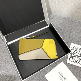 Доступен для заказа кожаный кошелек с застежкой-молнией и карманч