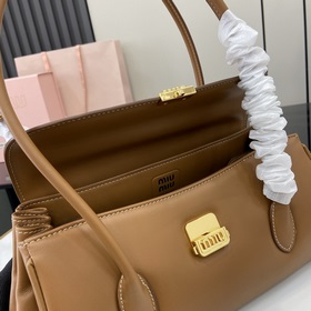 MIUMIU 24ss Осень-Зима Новая модель сумки-багета Стиль сумки в фо