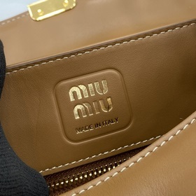 MIUMIU 24ss Осень-Зима Новая модель сумки-багета Стиль сумки в фо