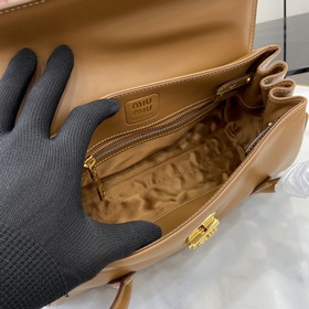 MIUMIU 24ss Осень-Зима Новая модель сумки-багета Стиль сумки в фо