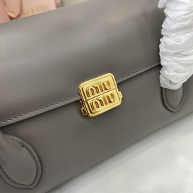MIUMIU 24ss Новая осенне-зимняя коллекция сумок-багетов Стиль сум