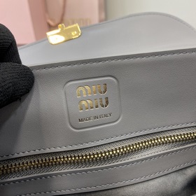 MIUMIU 24ss Новая осенне-зимняя коллекция сумок-багетов Стиль сум