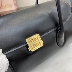 MIUMIU 24ss Осень-Зима Новая модель сумки-багета Стиль сумки в фо
