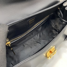 MIUMIU 24ss Осень-Зима Новая модель сумки-багета Стиль сумки в фо