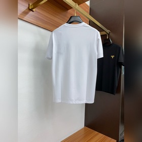 Новая коллекция Prada весна-лето 2025 с короткими рукавами уже в 