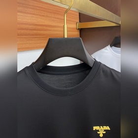 Новая коллекция Prada весна-лето 2025 с короткими рукавами уже в 