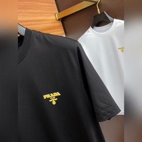Новая коллекция Prada весна-лето 2025 с короткими рукавами уже в 