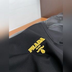 Новая коллекция Prada весна-лето 2025 с короткими рукавами уже в 