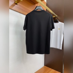 Новая коллекция Prada весна-лето 2025 с короткими рукавами уже в 