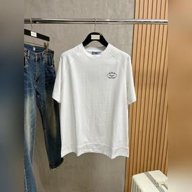 Prada – идеальный вариант для ношения отдельно или в качестве осн
