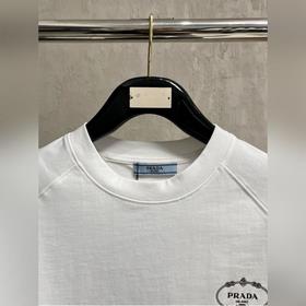 Prada – идеальный вариант для ношения отдельно или в качестве осн