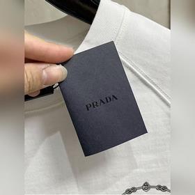 Prada – идеальный вариант для ношения отдельно или в качестве осн