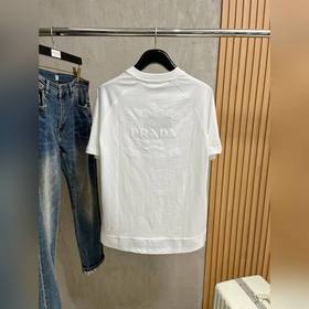 Prada – идеальный вариант для ношения отдельно или в качестве осн