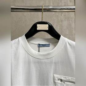 Prada – идеальный вариант для ношения отдельно или под другой оде