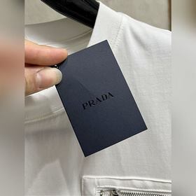 Prada – идеальный вариант для ношения отдельно или под другой оде