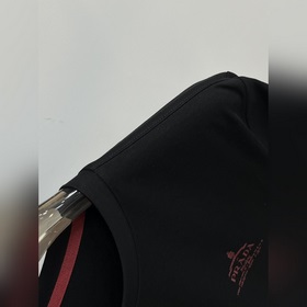 Рекомендуем  Prada 2025ss весенняя коллекция. Футболка Prada с к